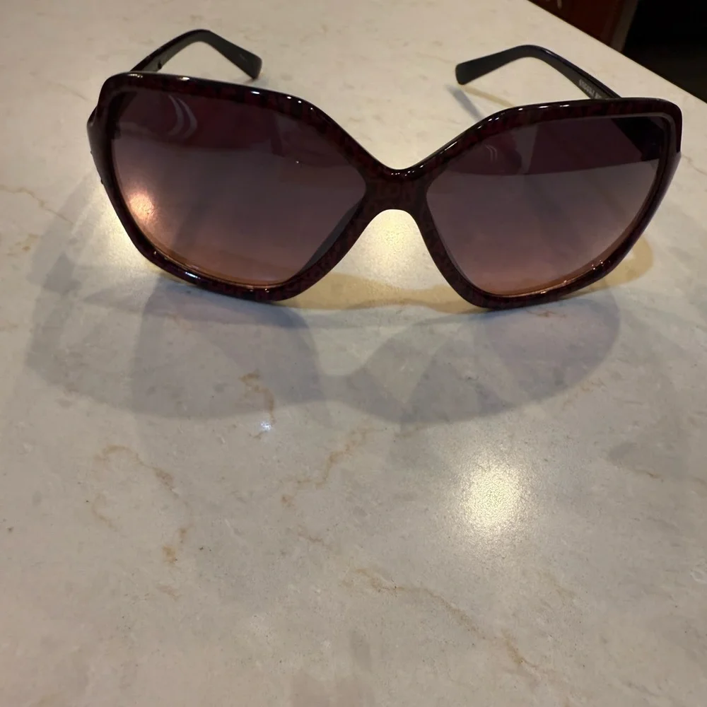 Snooki by Nicole Polizzi sunglasses. Comes with case as shown - Picture 6 of 6